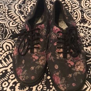 LIGHTLY WORN. Floral black vans size 9